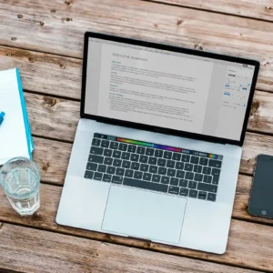 Laptop, telefon i notatnik - Audyt CV - analiza i korekta dokumentów aplikacyjnych